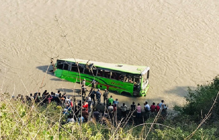 बस दुर्घटना मृतककाे संख्या ५ पुग्यो