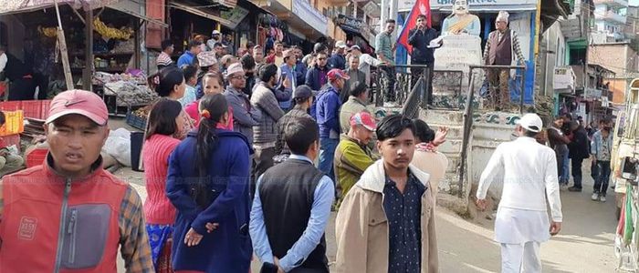 चिकित्सकको माग गर्दै डडेलधुरा वासीले गरे आन्दोलन