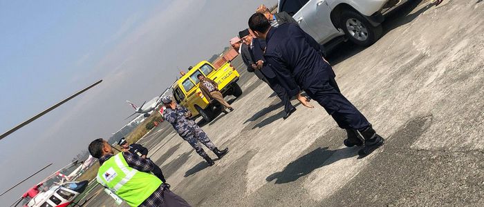 नेकपा अध्यक्ष प्रचण्ड हेलिप्याडसम्मै  गाडीमा