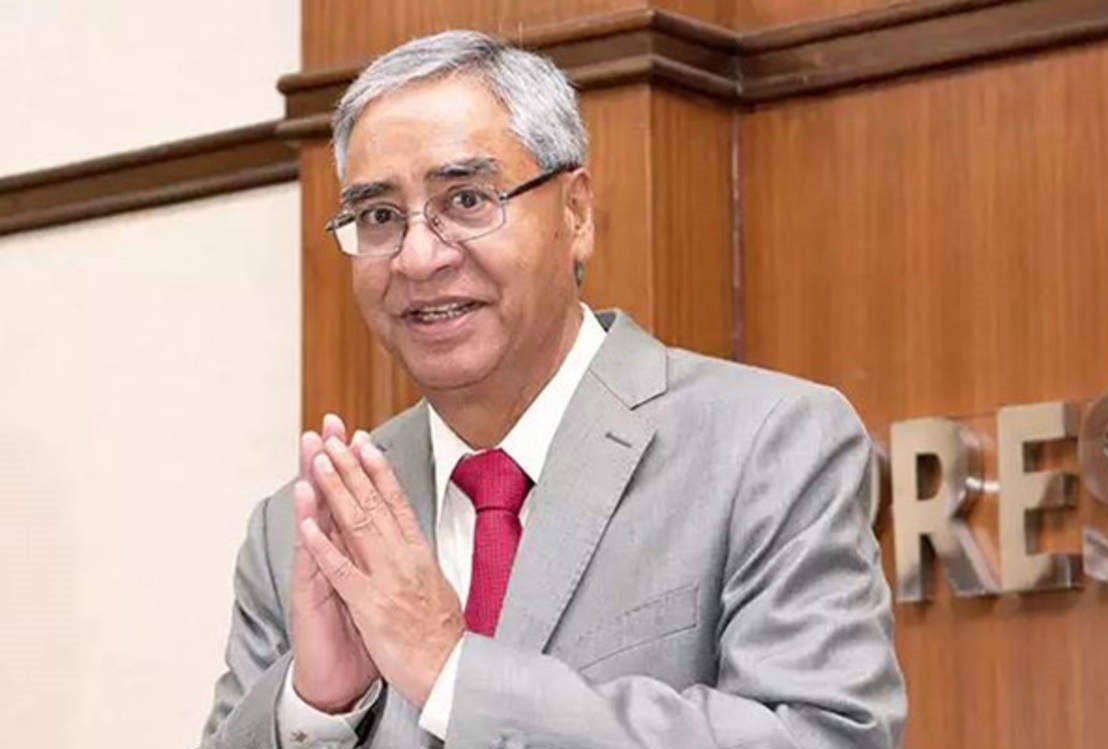 शेरबहादुरद्धारा सुनकोशी बस दुर्घटनाका घाइतेहरूसंग भेट