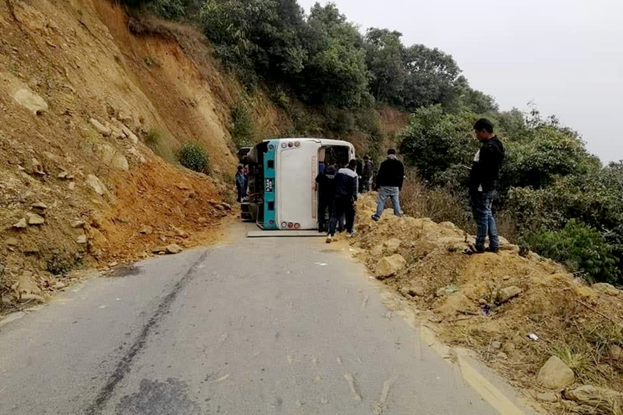 मदन भण्डारी मेमोरियल कलेजको बस दुर्घटनामा २२ जना घाईते