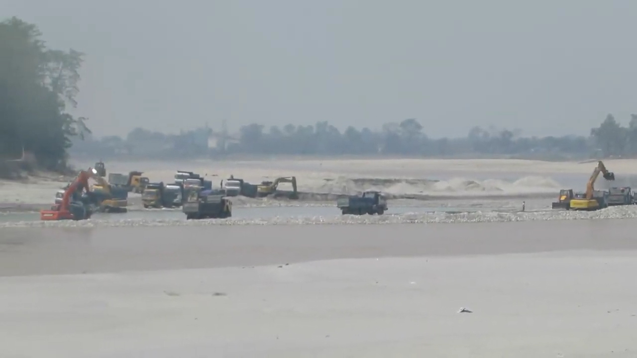 चितवनमा १५ वटा टिप्पर तोडफोड