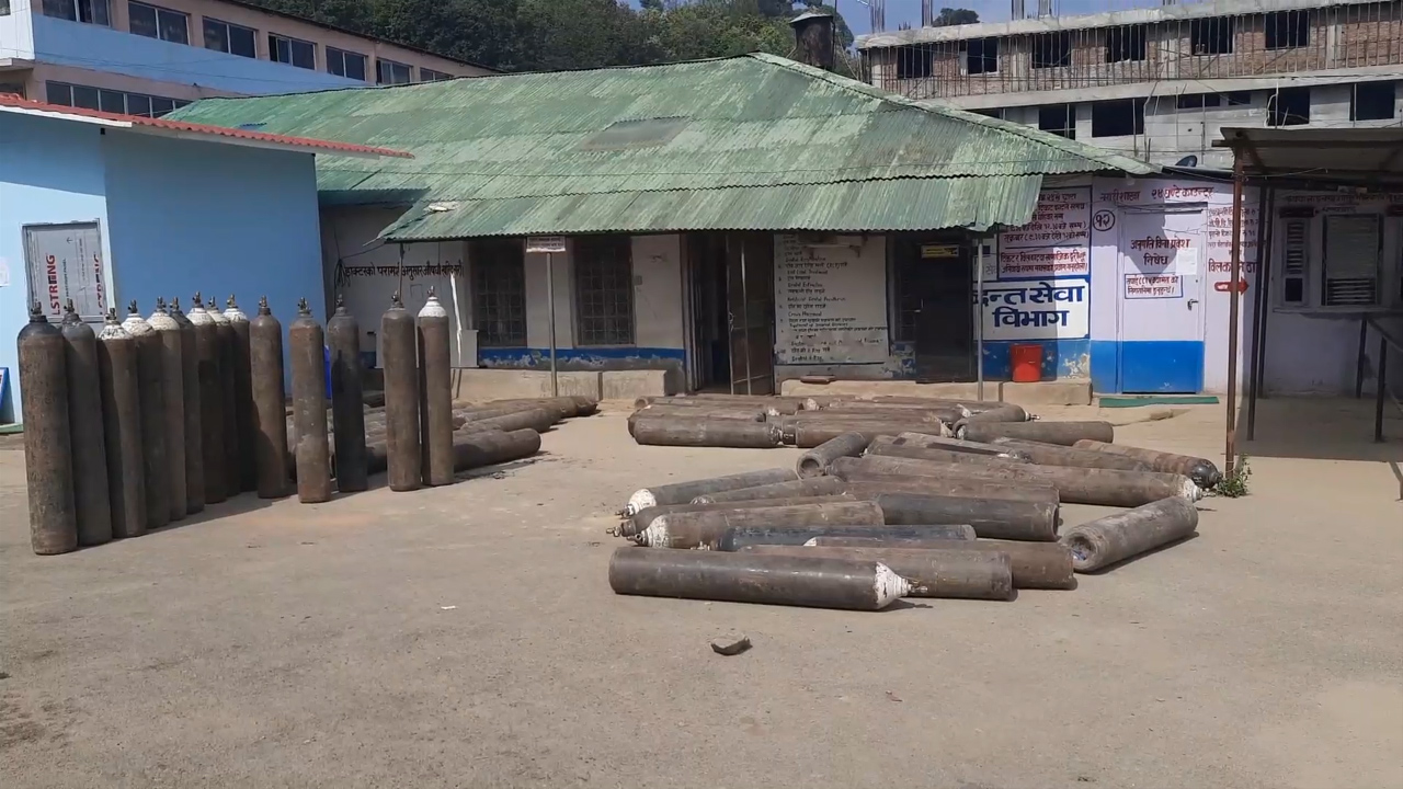 पहिलोपटक नेपाल सरकारले दिएको अक्सिजन सिलिण्डर डडेलधुरा पुग्यो