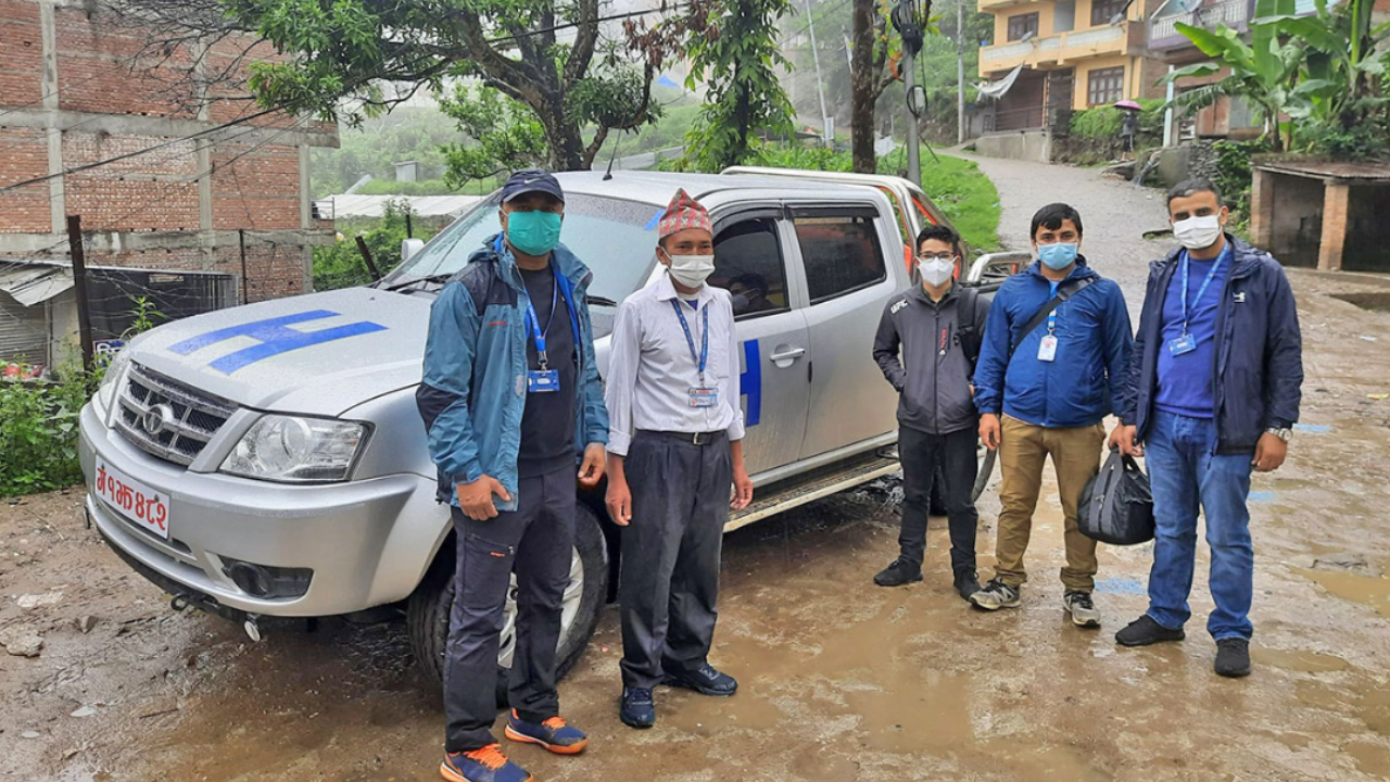 मन्त्री रामशरण बस्नेत सहितको स्वास्थ्य टोली बारपाकमा