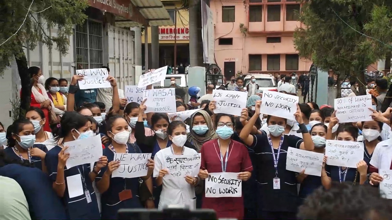 अस्पतालमा सहकर्मीमाथि हातपात र कुटपिट भएपछि स्वास्थ्यकर्मी आन्दोलित