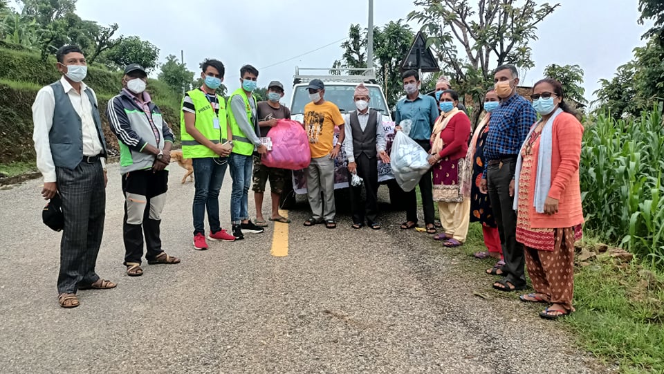 सञ्चारकर्मी को पहलमा गोरखा नगरपालिका १ मा स्वास्थ्य सामाग्री हस्तान्तरण