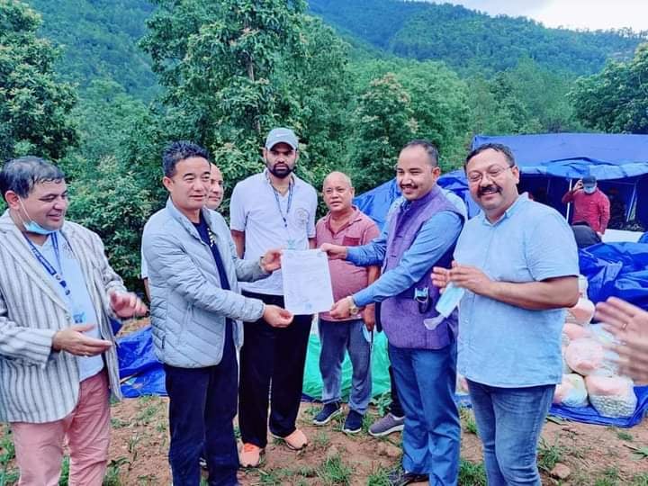 सिन्धुपाल्चोक उद्योग बाणिज्य संघ र नेपाल हिमालय सिमापार बाणिज्य संघद्धारा बाढी पिडित लाई सहयोग हस्तान्तरण