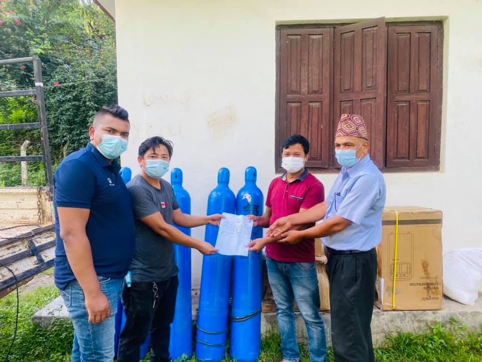 अनेरास्वीयूका नेता प्रविण अधिकारी र युवा समिति गोर्खाका अध्यक्षको पहलमा स्वास्थ्य सामाग्रि हस्तान्तरण