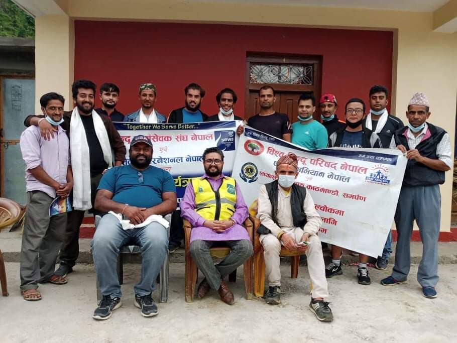लायन्स क्लब काठमाण्डौं समर्पण र हिन्दू स्वयम्सेवकद्धारा हेलम्बुमा राहत बितरण