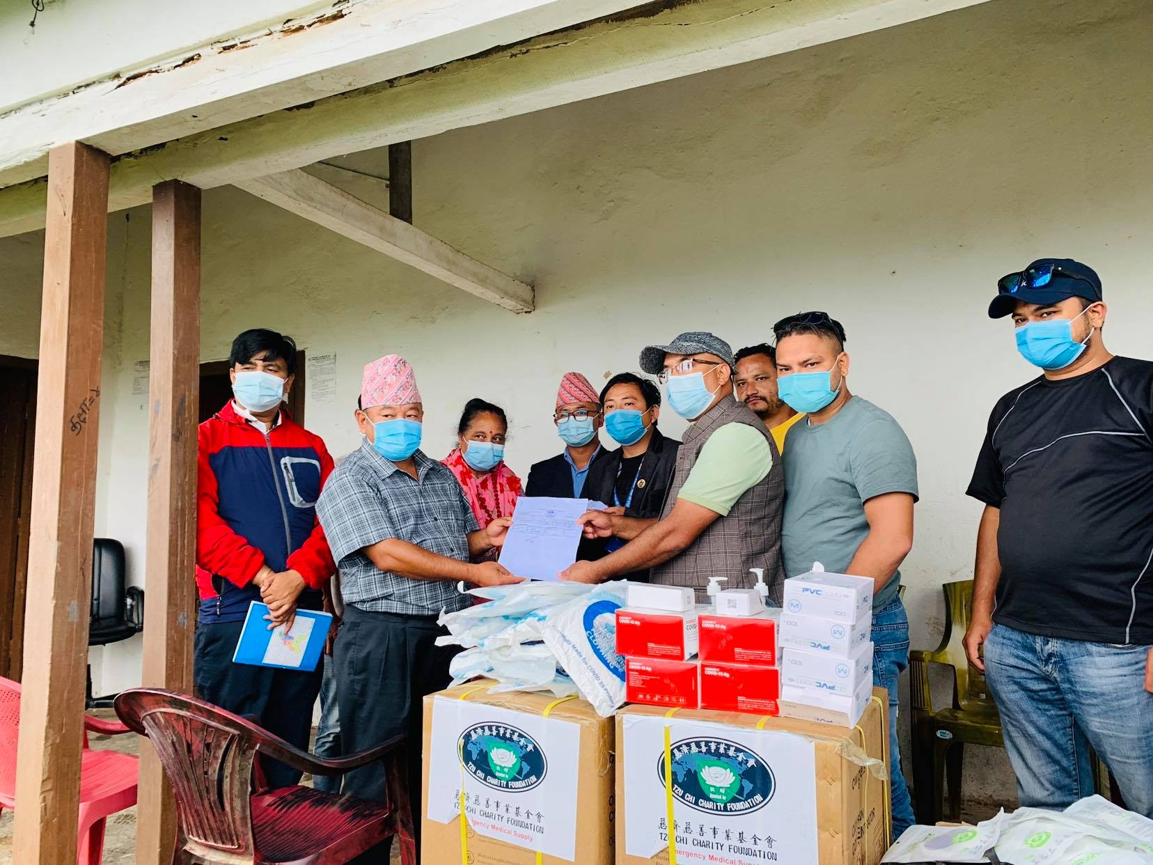 नेकपा एमाले सहिद लखन गाउपालिका का अध्यक्ष मनोश जोशि को विषेश पहलमा स्वास्थ्य समाग्रीहरु हस्तान्तरण