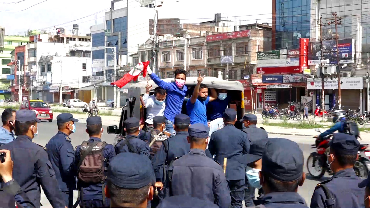 सरकारको नीतिको विरोध गर्दै नेविसंघले आइतबार काठमाडौंमा प्रदर्शन