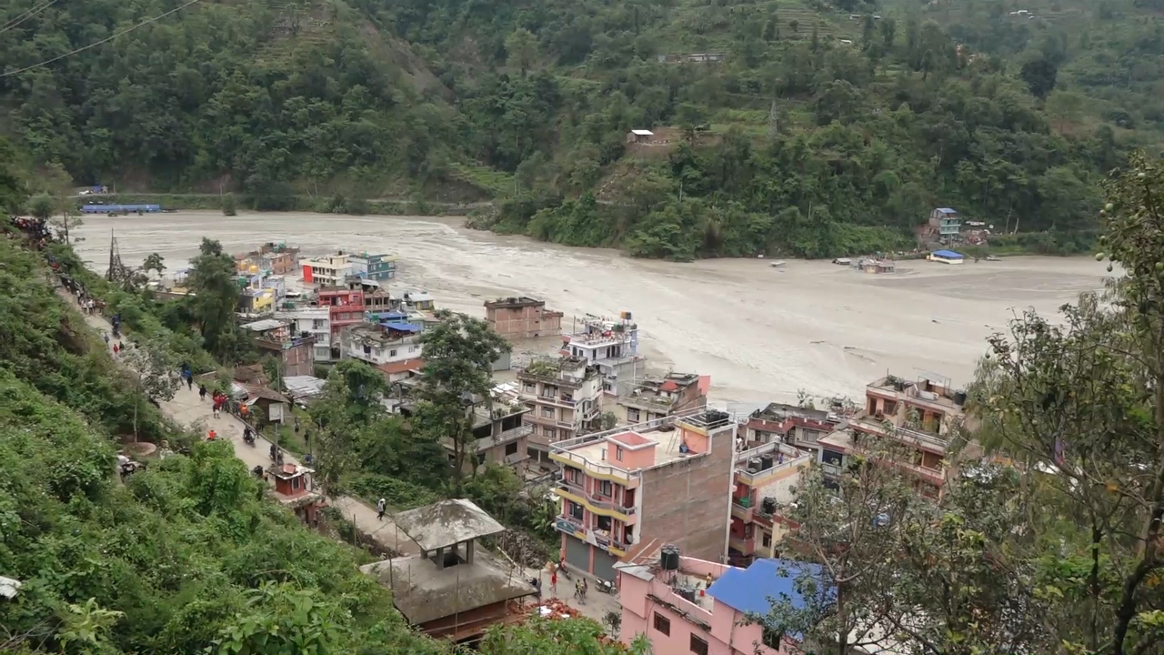 अविरल बर्षासंगै सिन्धुपाल्चोकको मेलम्ची र इन्द्रावती खोलामा आएको बाढीले मेलम्ची बजारमा क्षति