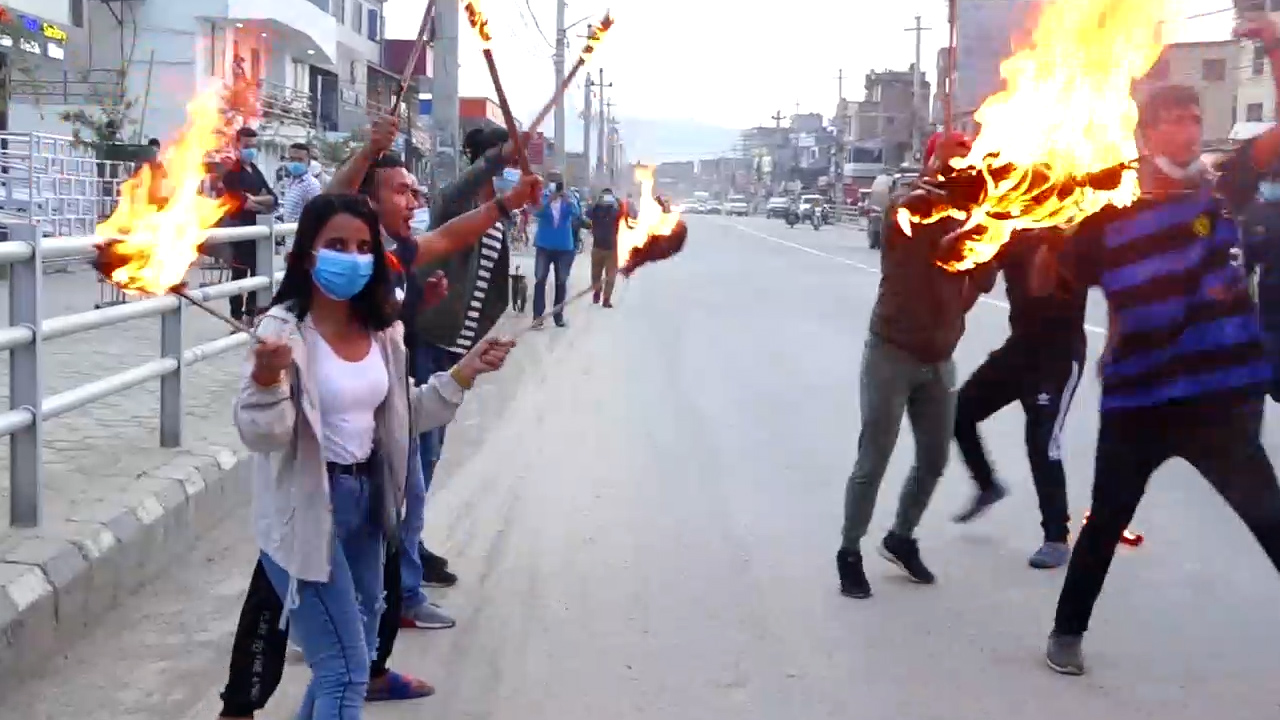 नेविसंघ गुल्मी काठमाडौं सम्पर्क मञ्चले प्रधानमन्त्री केपी ओलीको पुत्ला दहन