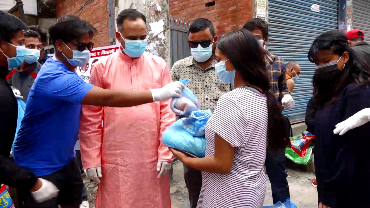 समस्यामा परेका बिद्यार्थी र सर्वसाधारणहरुलाई नेबिसंघद्धारा राहत बितरण