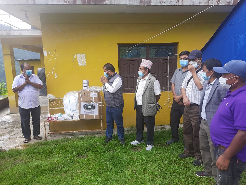 नेबिसंघ महामन्त्री तिमल्सिना द्वारा धुस्कुनमा अक्सिजन कन्सन्टेटर सहित स्वास्थ्य सामग्री बितरण