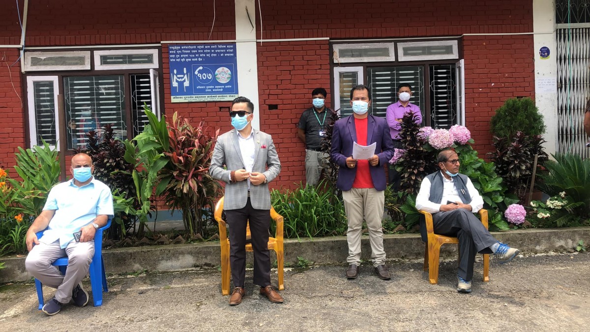 गोरखाका स्थानीय तहलाई व्यवसायी खत्रीले दिए ६ वटा एम्बुलेन्स