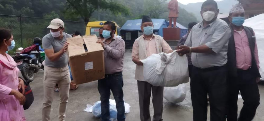 नेपाल विद्यार्थी संघका महामन्त्री बलदेव तिमल्सिना को नेतृत्वमा स्वास्थ्य सामग्री हस्तान्तरण