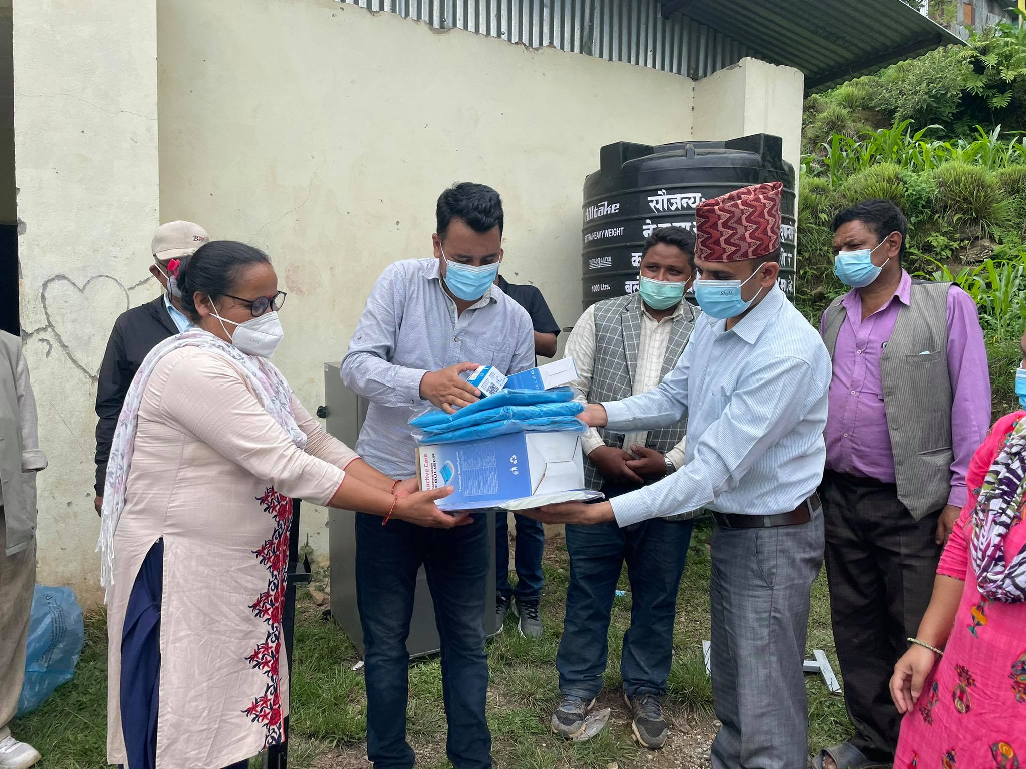 माओवादी केन्द्रका नेता सरल सहयात्री र माधब सापकोटा सुबोध द्धारा स्वास्थ्य सामाग्री हस्तान्तरण