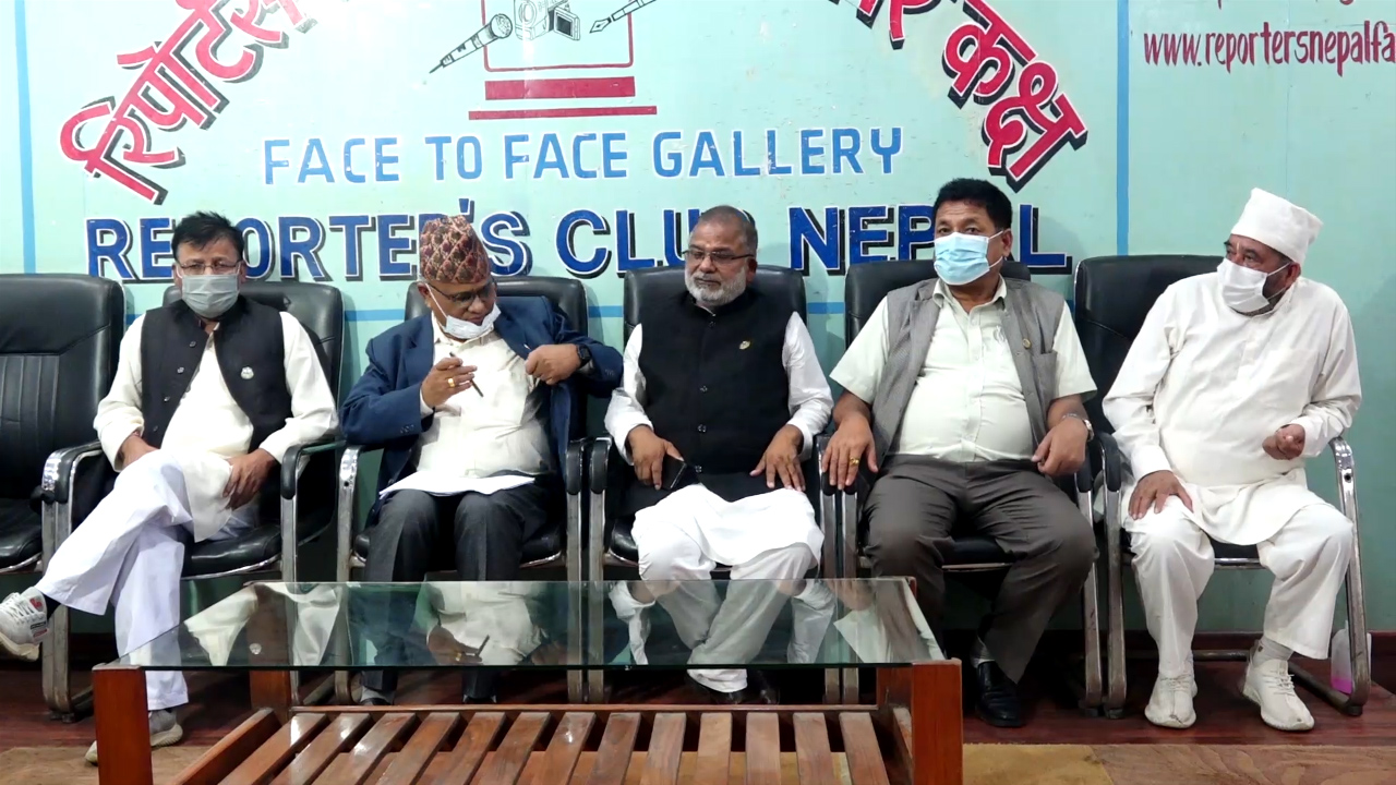 दिनेश मिश्र धर्ना बसेको विषयप्रति सर्लाहीका कांग्रेस नेताहरुको आपत्ति