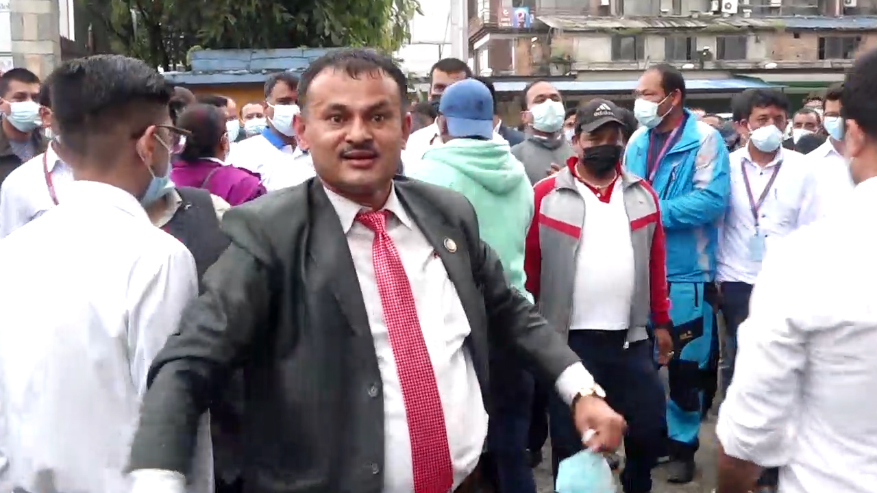 वायुसेवा निगमका महाप्रवन्धक डिम प्रकाश पौडेलको राजीनामा माग गर्दै प्रदर्शन