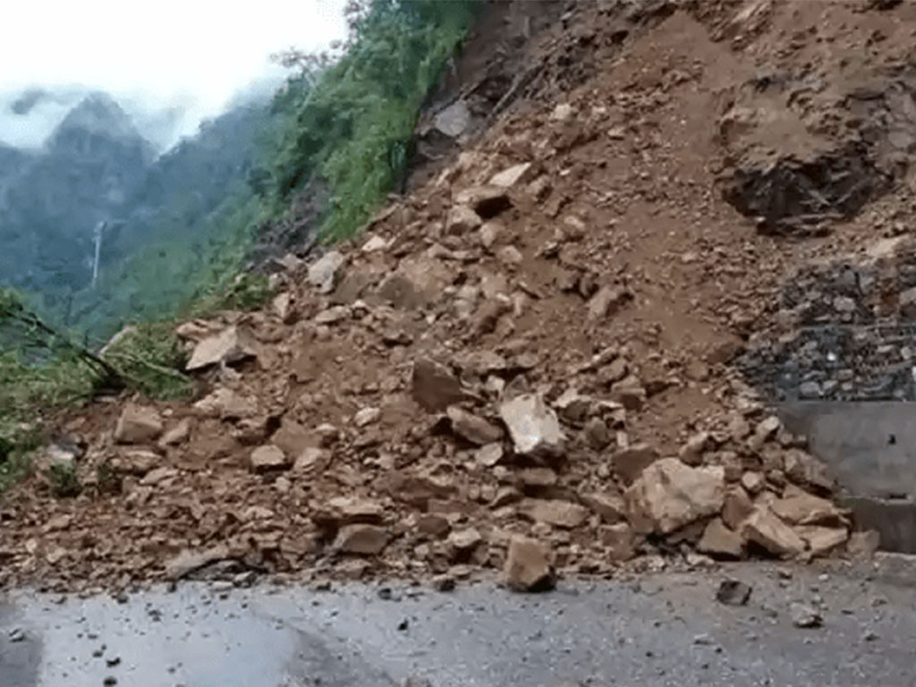 मध्यपहाडी लोकमार्गको पर्वत खण्ड अवरुद्ध