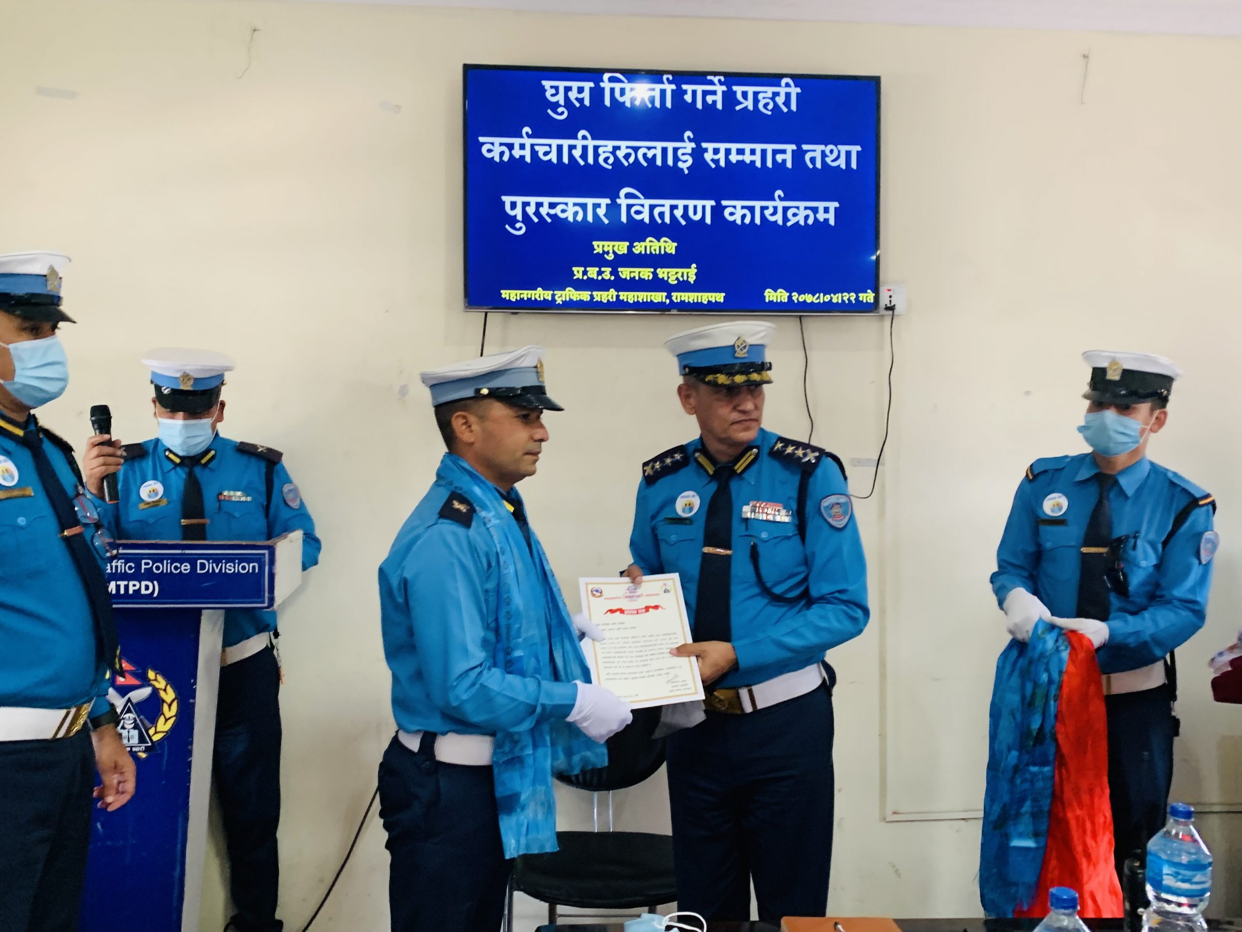 इमानदारीपूर्वक ड्युटी गर्ने प्रहरी निरीक्षकसहित ३६ जना ट्राफिक प्रहरी पुरस्कृत