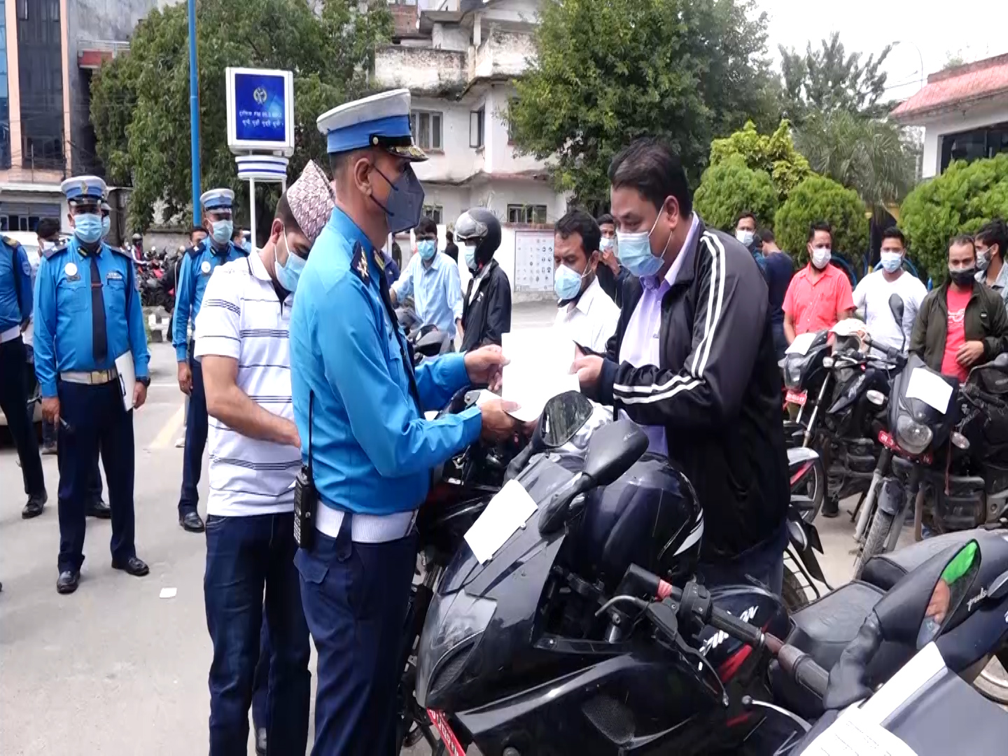 महानगरीय ट्राफिक प्रहरीद्धारा चोरी भएका २३ वटा मोटरसाइकल फेला पारी धनीलाई जिम्मा