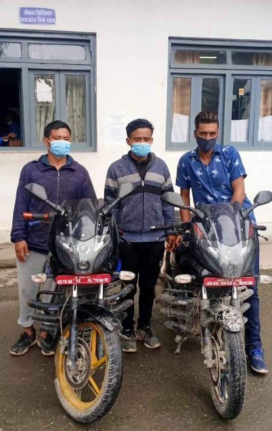 चोरीका मोटरसाईकल सहित ३ जना पक्राउ