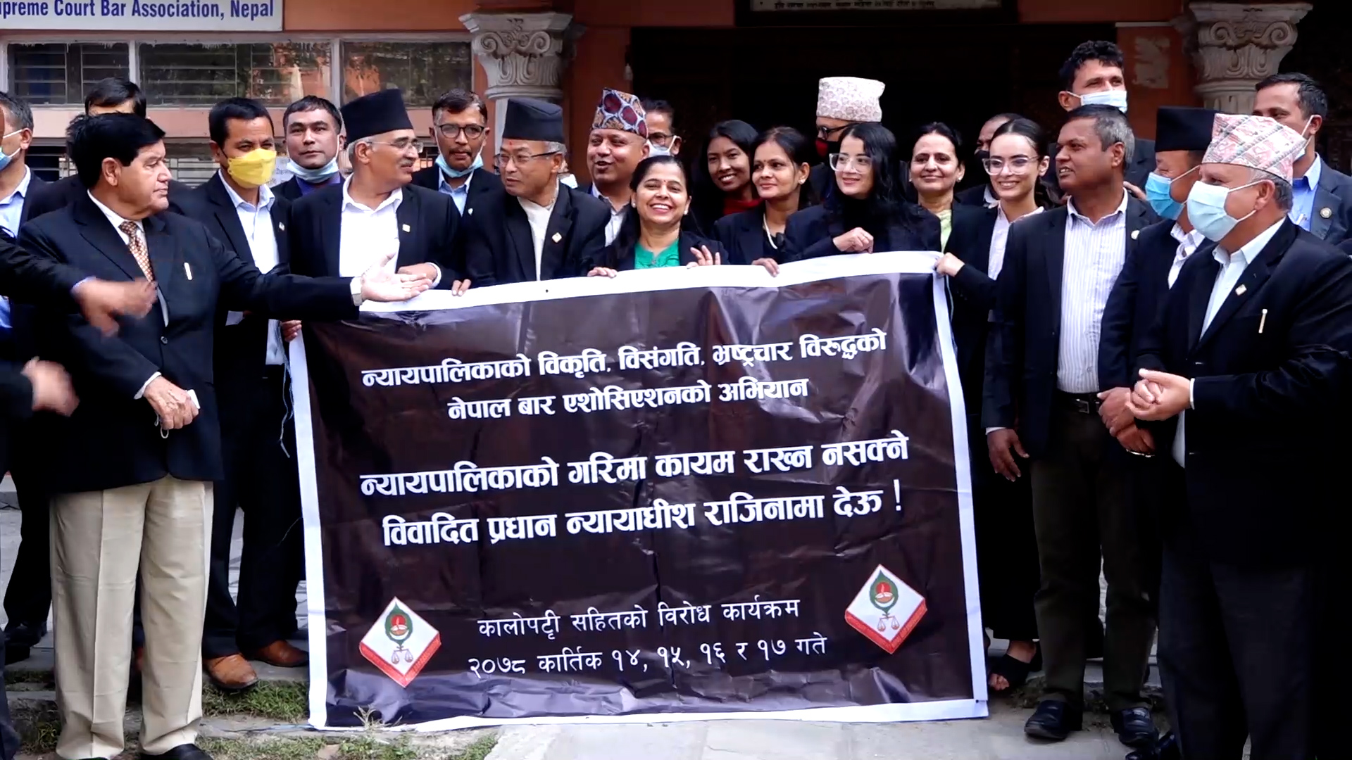 कानुन व्यवसायीहरुले मंगलबार तेश्रो दिन पनि कालोपट्टी बाँधेर विरोध प्रदर्शन